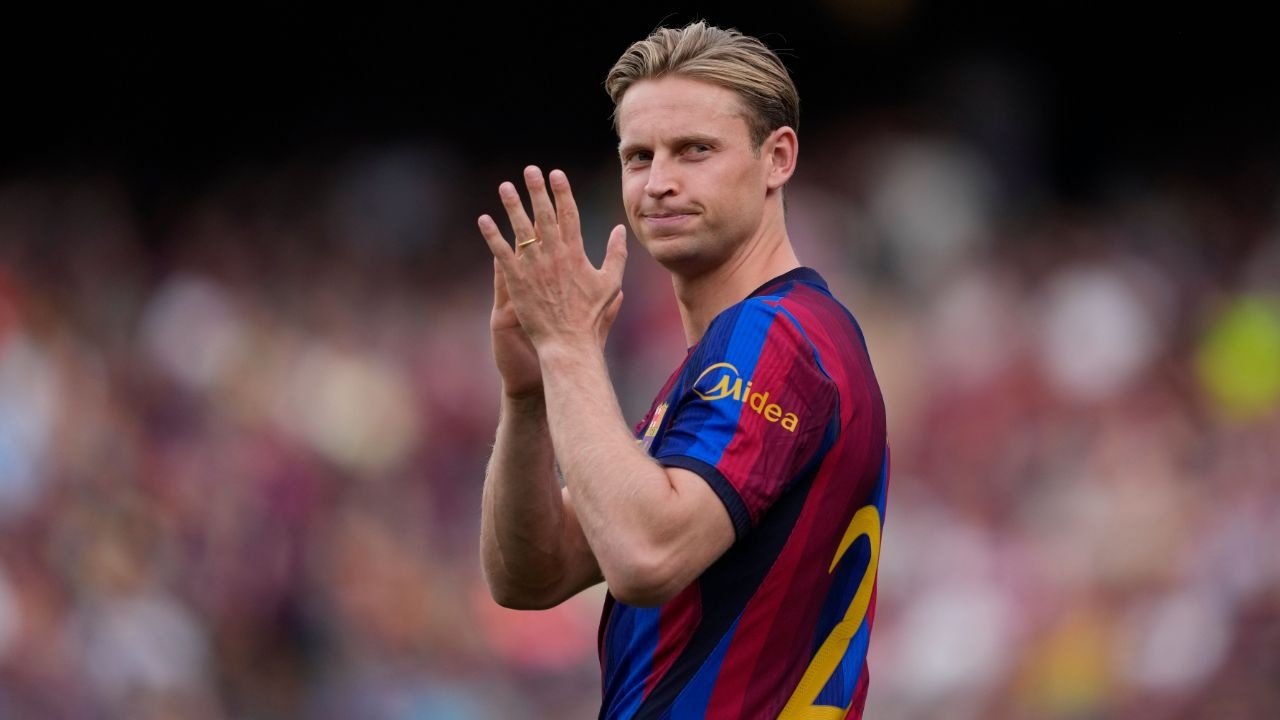 De Jong digs heels in over surgery as Barcelona push for knee operation