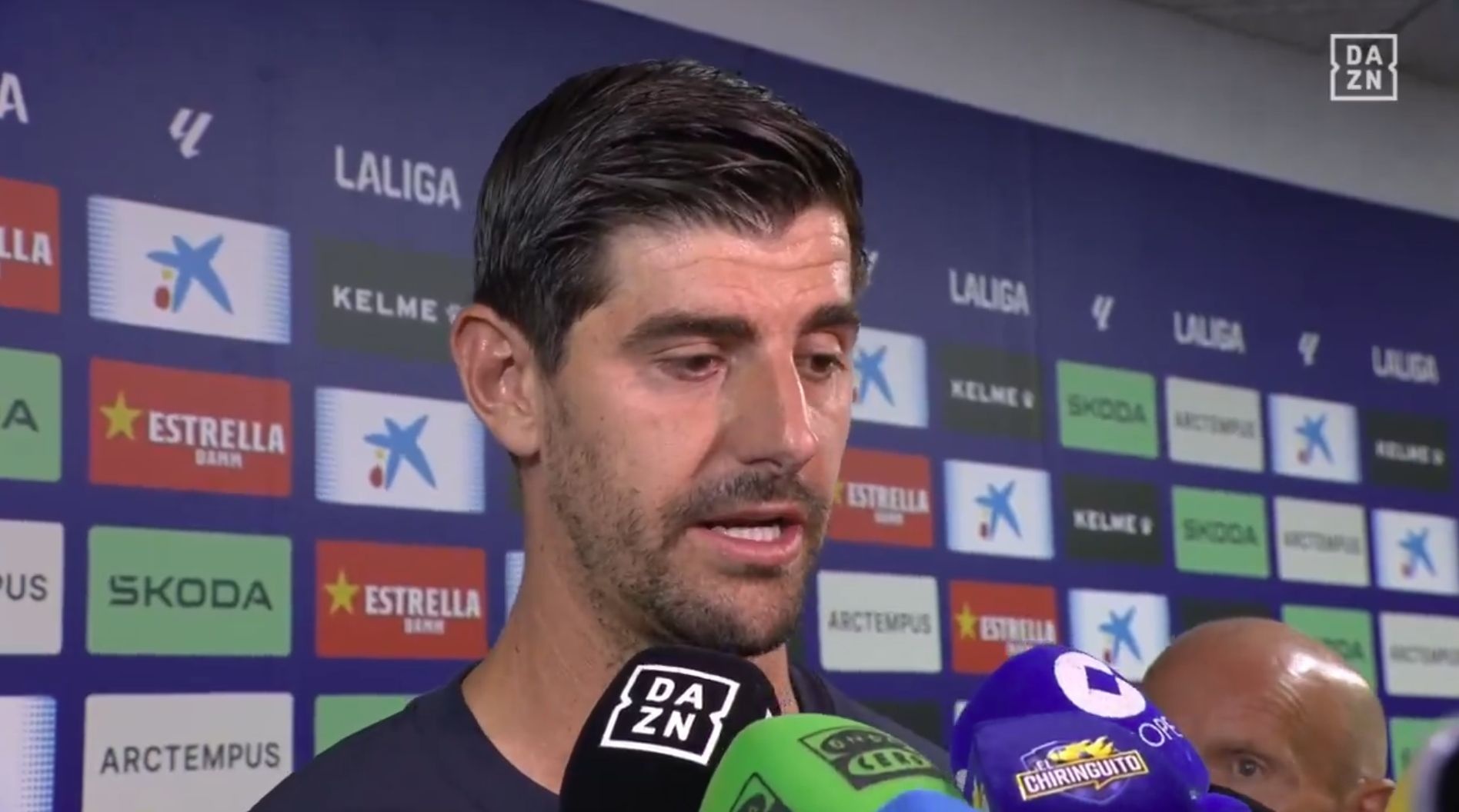 Encontronazo Espanyol-Courtois por el arbitraje