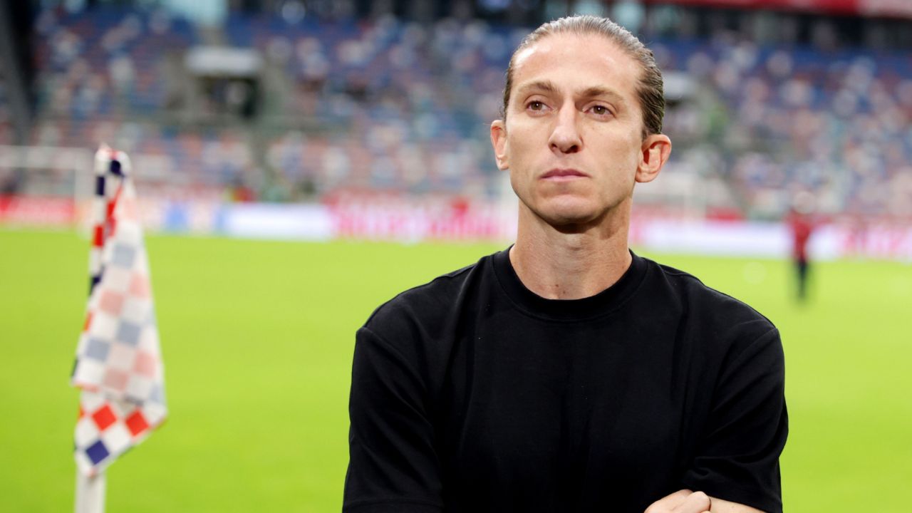 Filipe Luís rende-se a Luis Enrique antes do duelo com o PSG