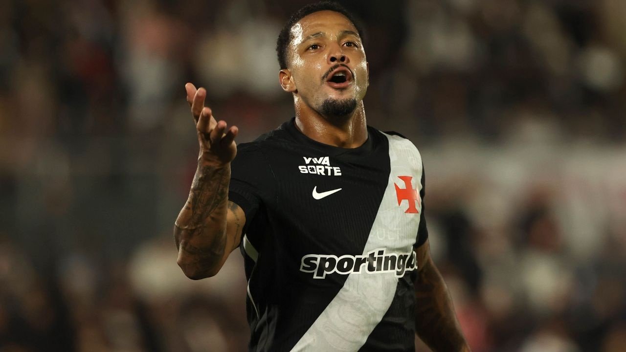 David Corrêa, do Vasco, e Hayner, do Vila Nova, foram alvo de buscas em operação que investiga tráfico de drogas e armas.