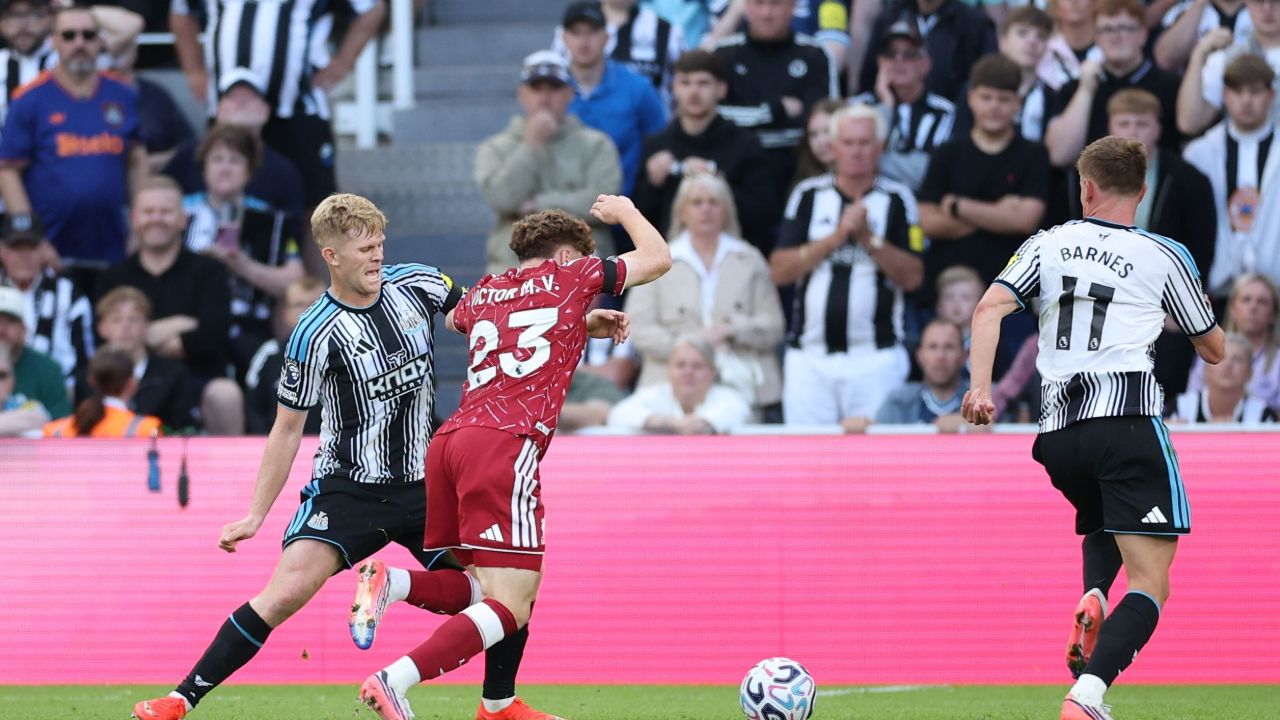 Newcastle 2-2 Liverpool: Víctor Muñoz y Szoboszlai salvan el debut de Iraola