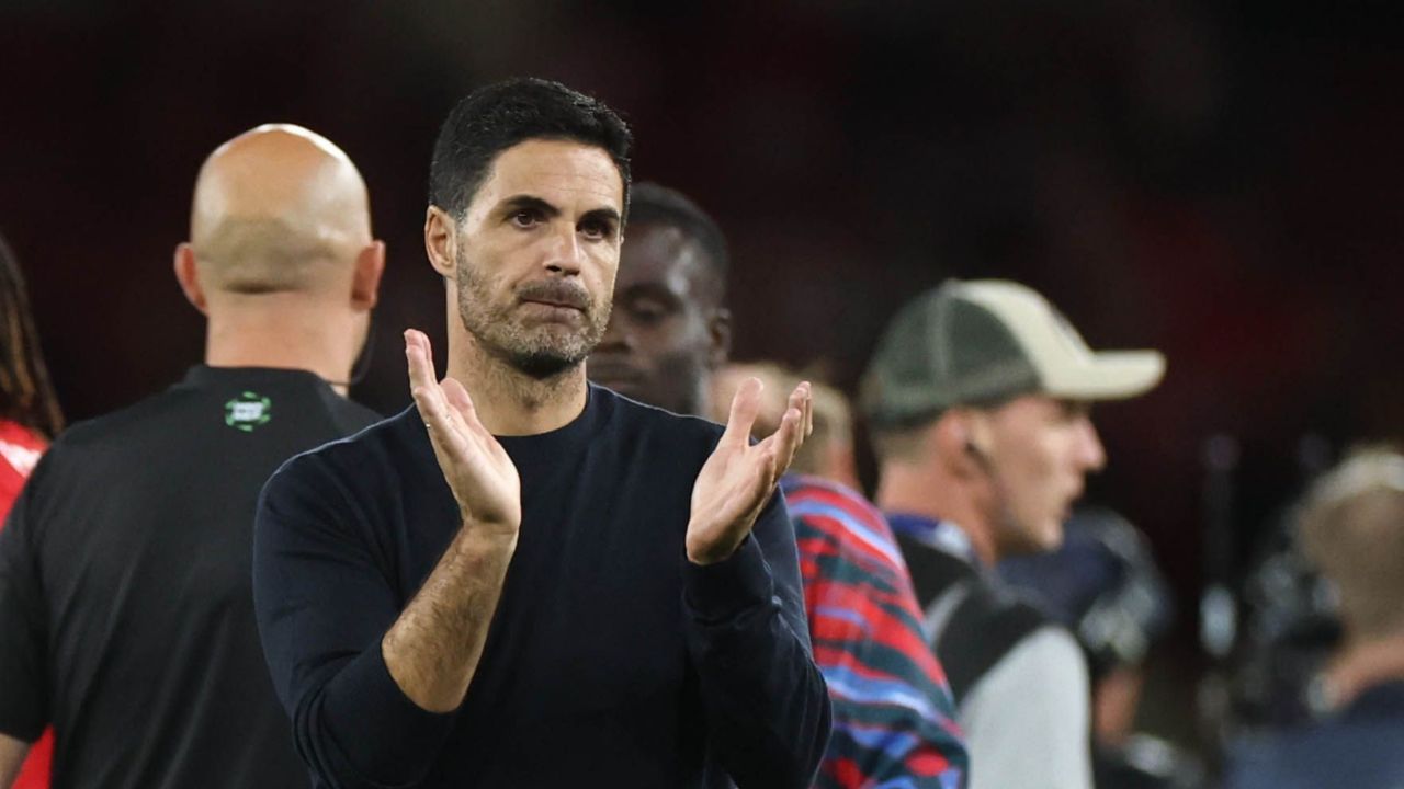 Arteta tira de filosofía por el retraso del avión a Nápoles