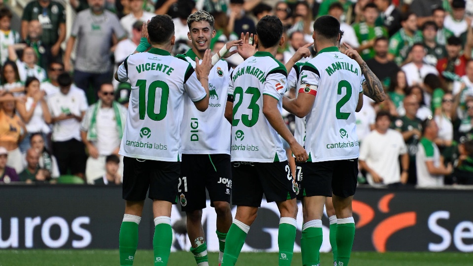 Racing 3-2 Elche: de la fiesta al canguelo hay un minuto