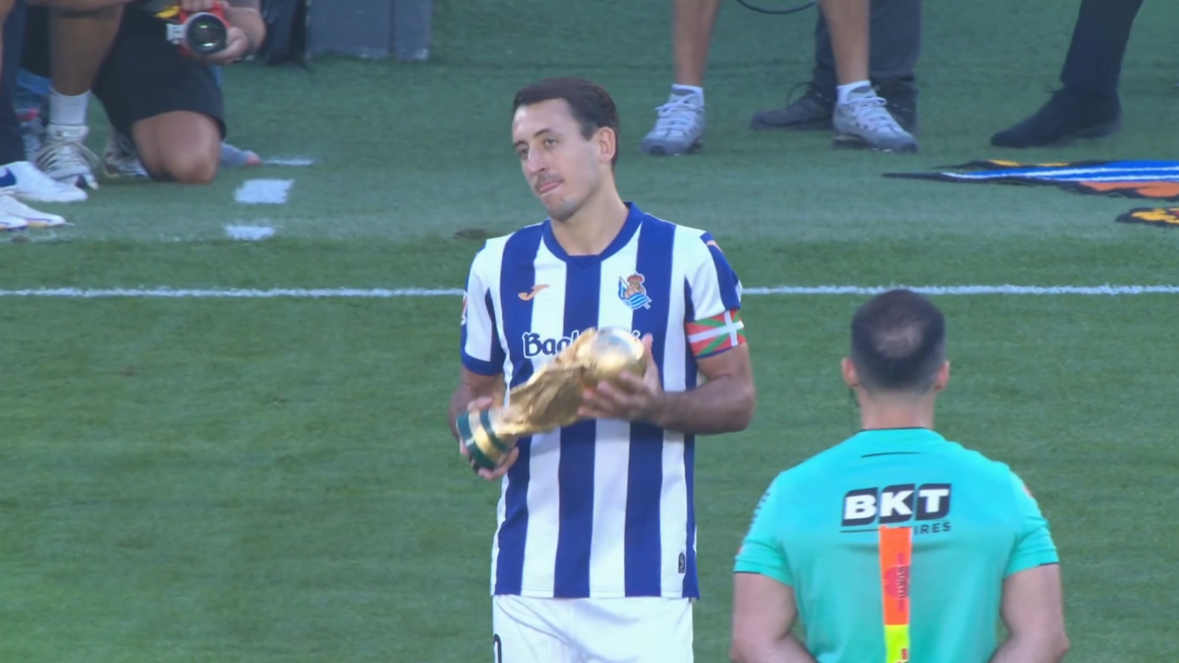 Oyarzabal recibió la ovación de la afición de la Real por el Mundial con España