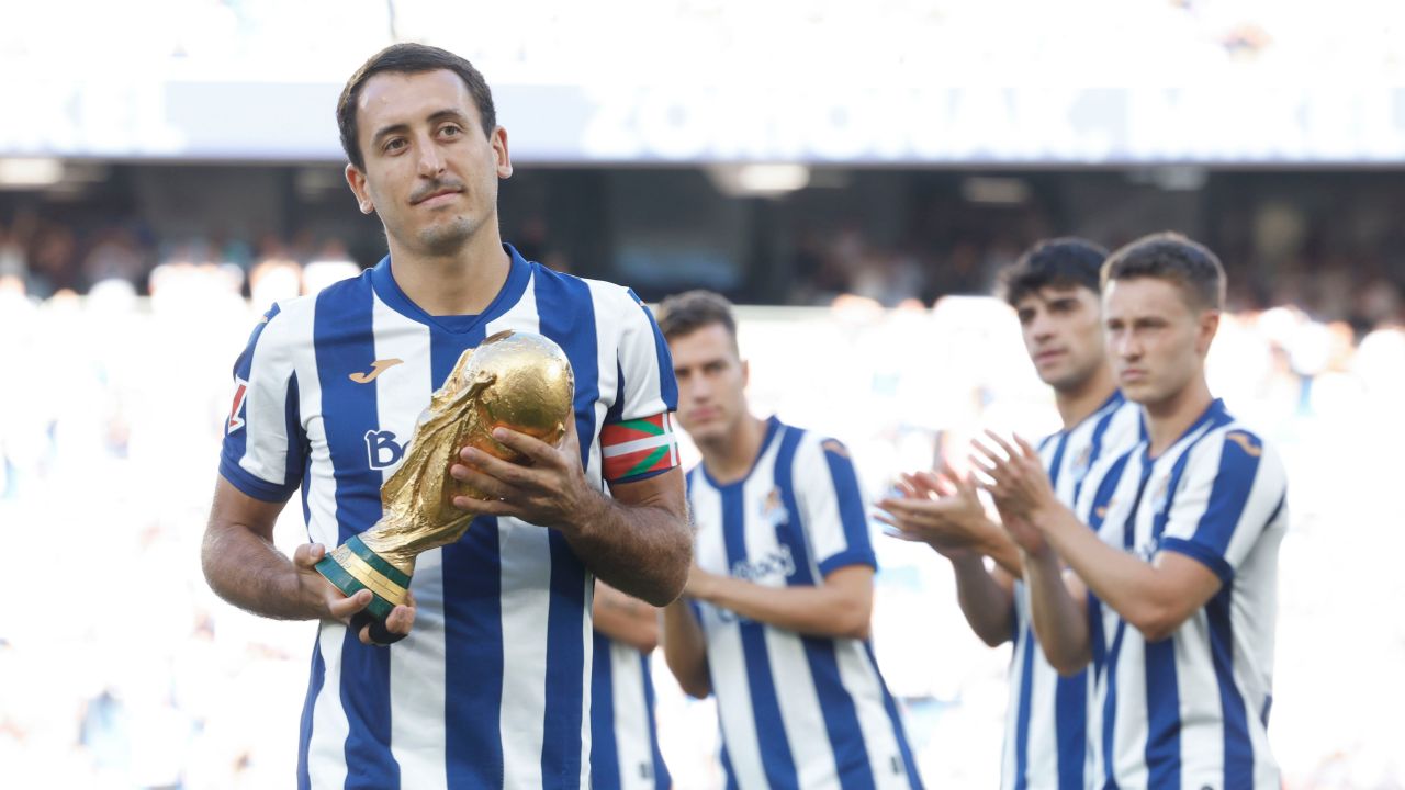 Oyarzabal recibió la ovación de la afición de la Real por el Mundial con España