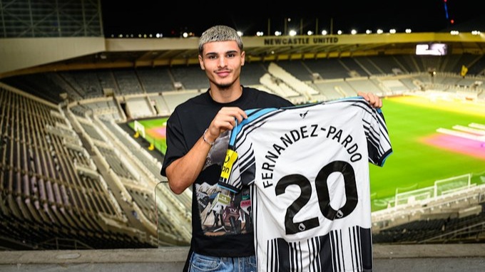 El Newcastle se gasta 64M en Fernández-Pardo