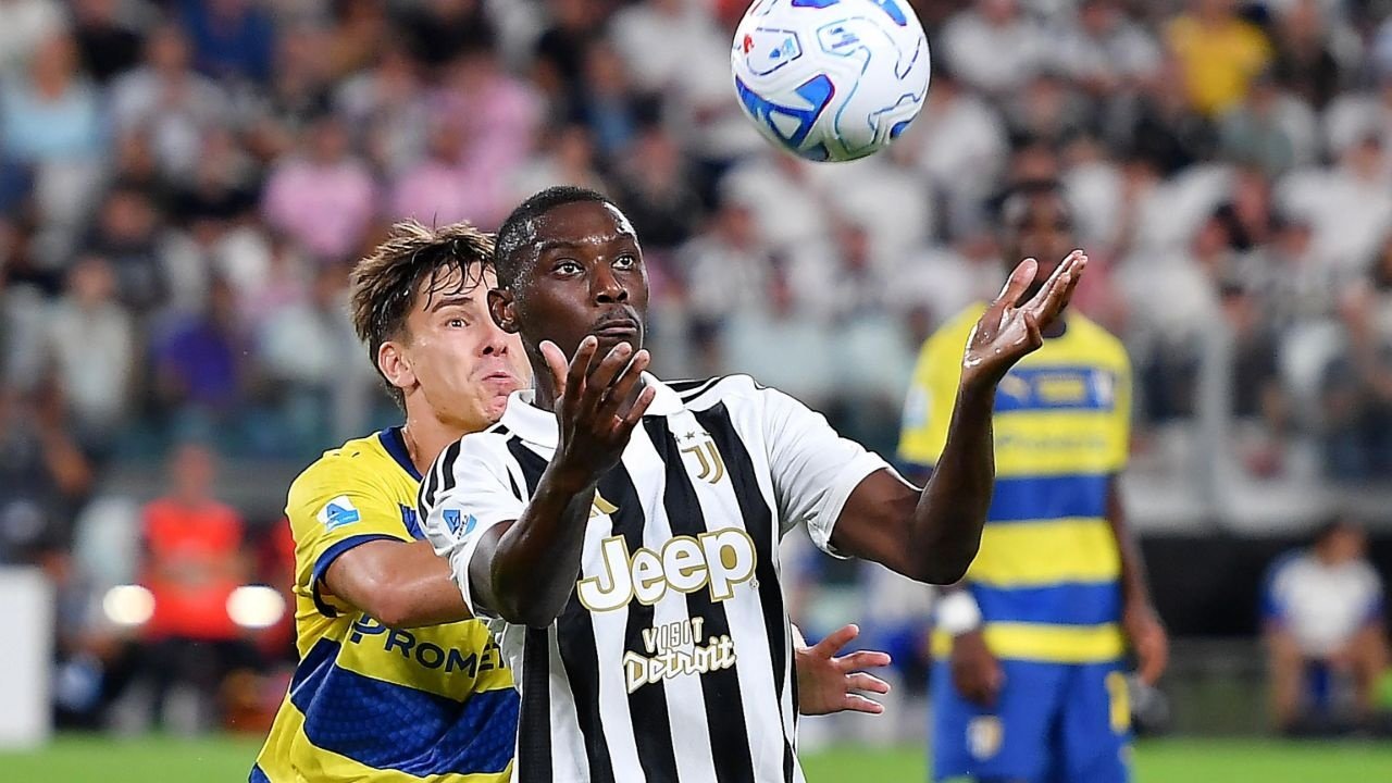 Kolo Muani comparó la Serie A y la Premier League. EFE