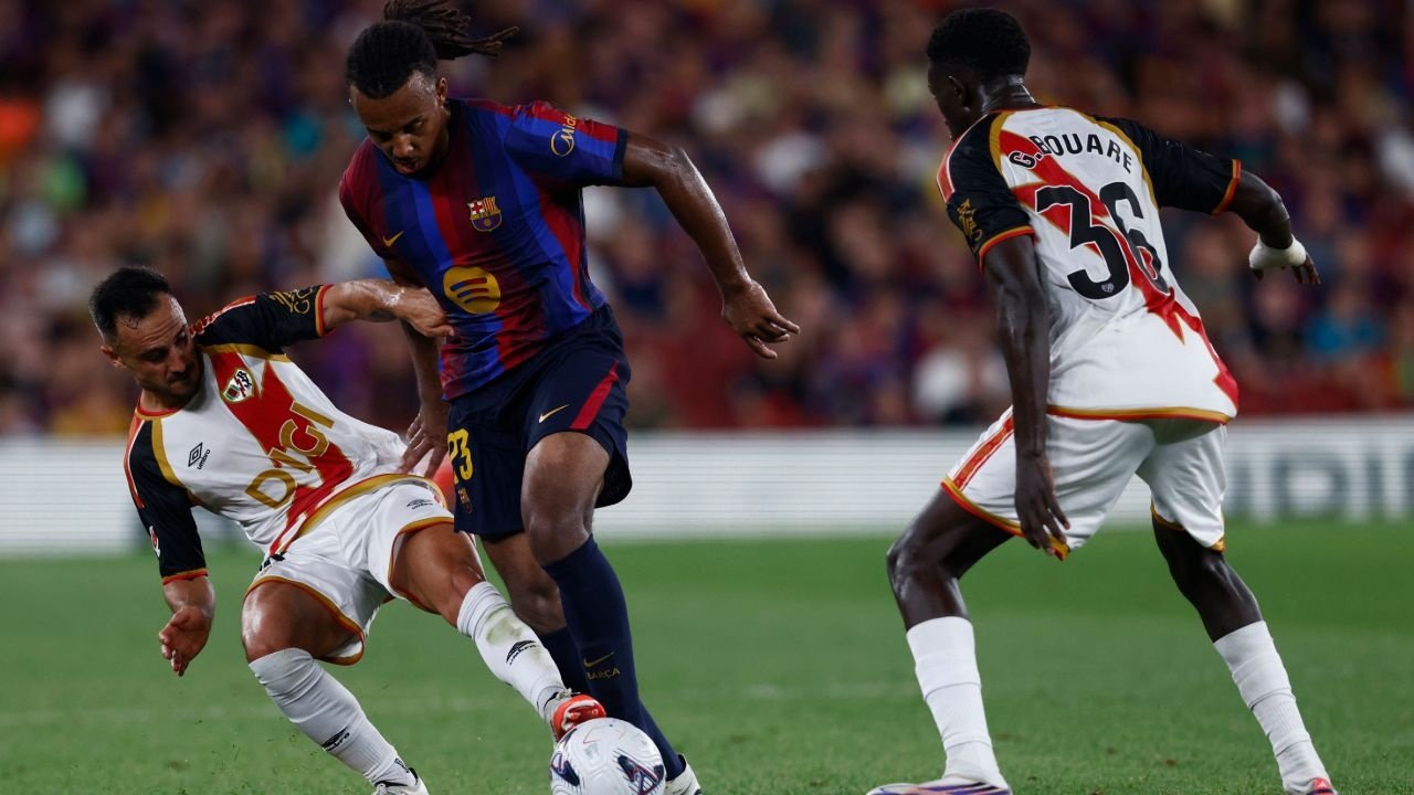 Koundé atrapó a Abidal y es el francés con más partidos en la historia del Barça
