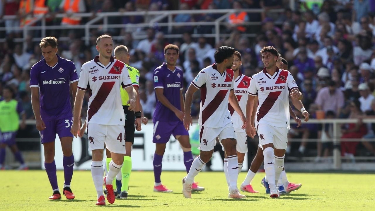 La Fiorentina cayó 1-2 ante el Torino y sumó su tercera derrota en tres partidos de Serie A. Mastantuono volvió a pasar sin pena ni gloria y fue sustituido al descanso.