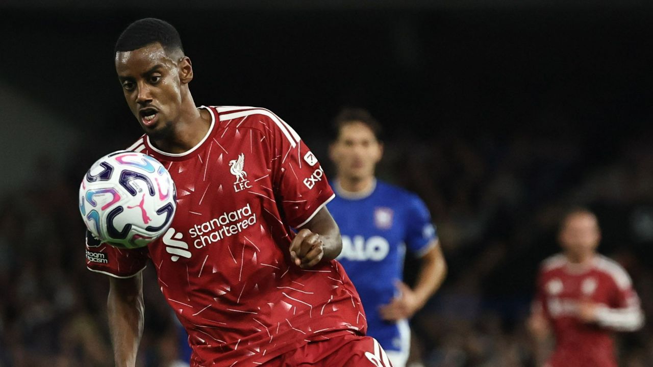 Premier League talking points: Arsenal flex muscles and Isak fires