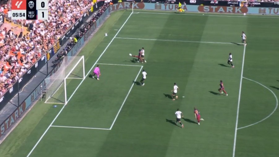 Lamine Yamal takes centre stage at Mestalla. Screenshot/Movistar