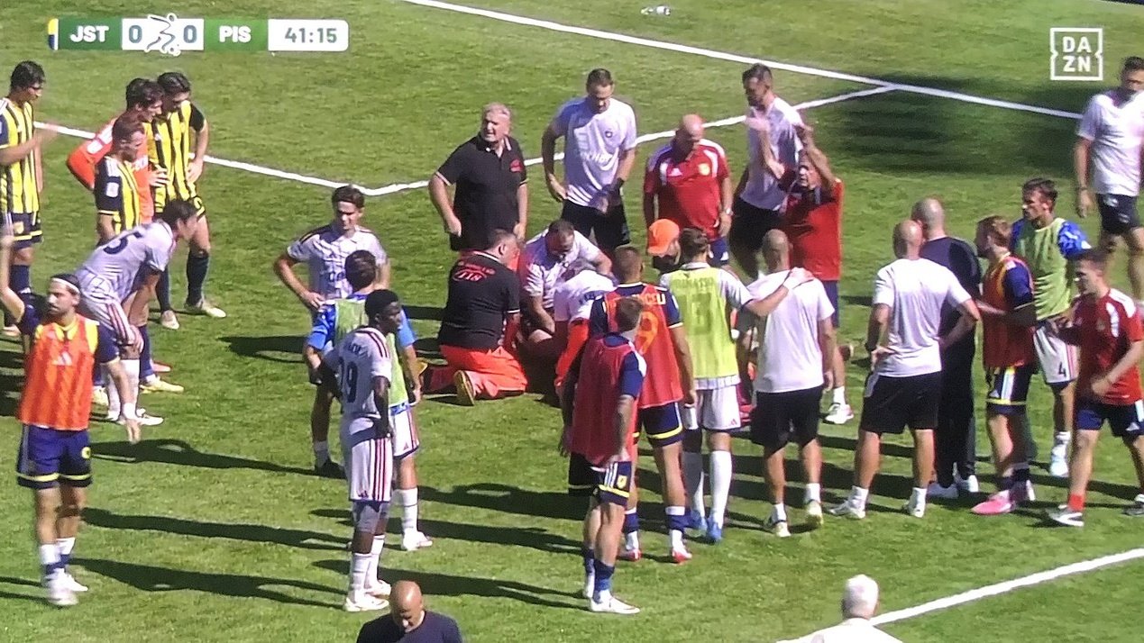 Paura durante Juve Stabia-Pisa: Rosen Bozhinov è crollato in campo al 40' ed è stato trasportato in ospedale per accertamenti.