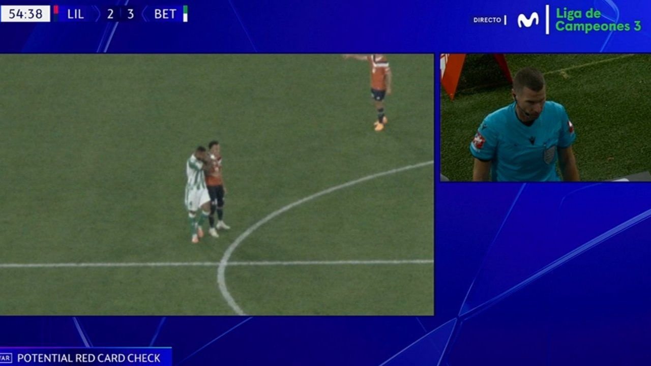 Ethan Mbappé perde la testa e rifila una gomitata in pieno volto a Natan a palla lontana: l'arbitro consulta il monitor ed estrae il rosso.
