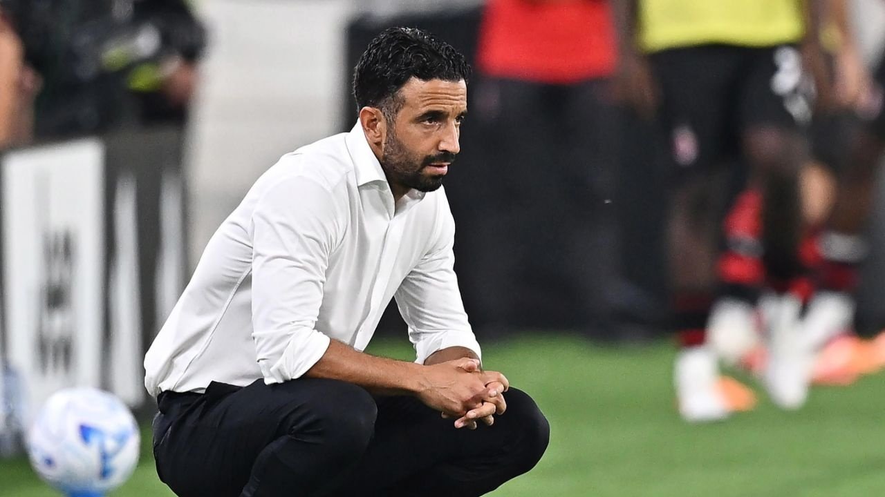 Gerry Cardinale mantém confiança no treinador, mas quer menos testes e o retorno dos principais jogadores ao time titular.
