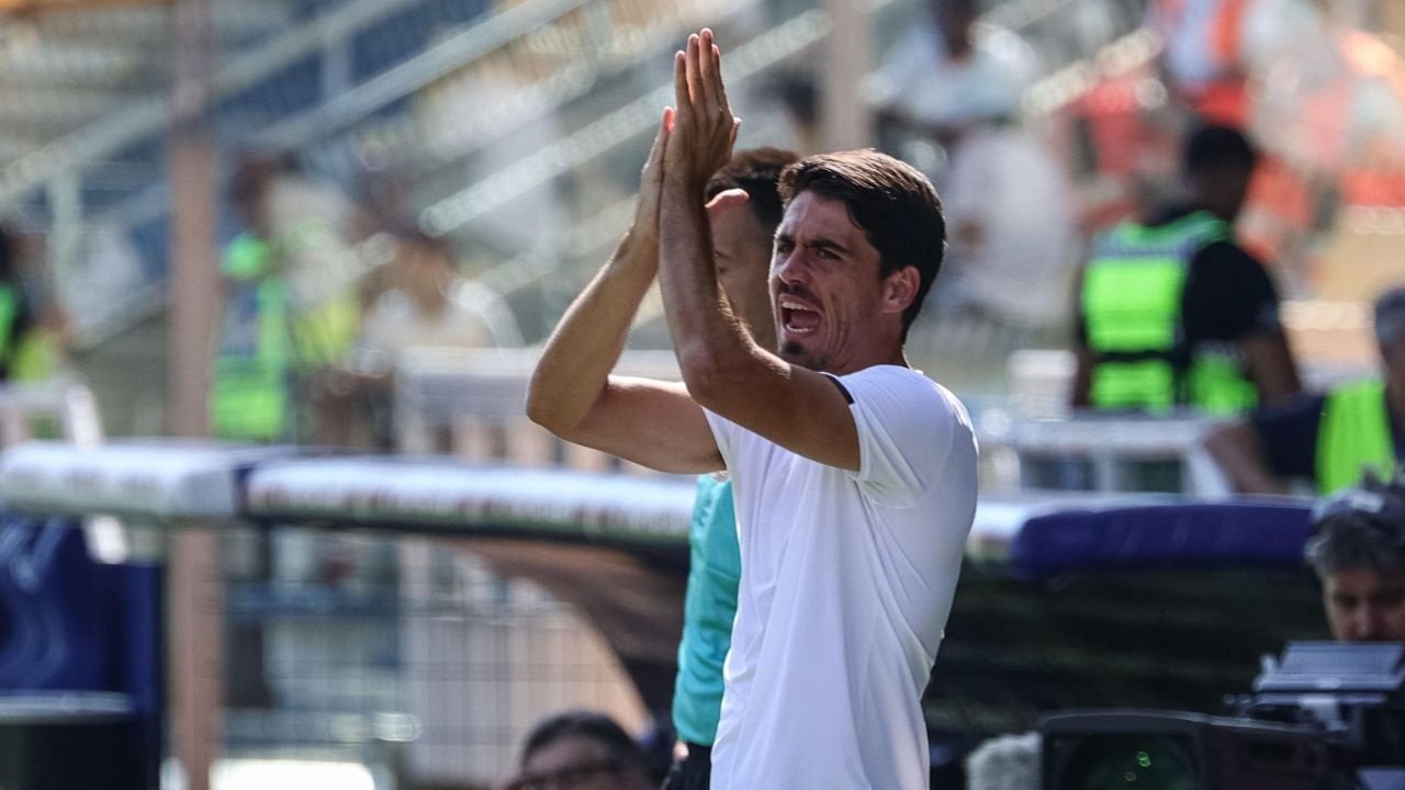 El español Carlos Cuesta dejó este domingo de ser el entrenador del Parma después de que el club y el técnico consideraran que ya no se daban las condiciones necesarias para continuar con el proyecto deportivo iniciado la pasada temporada.