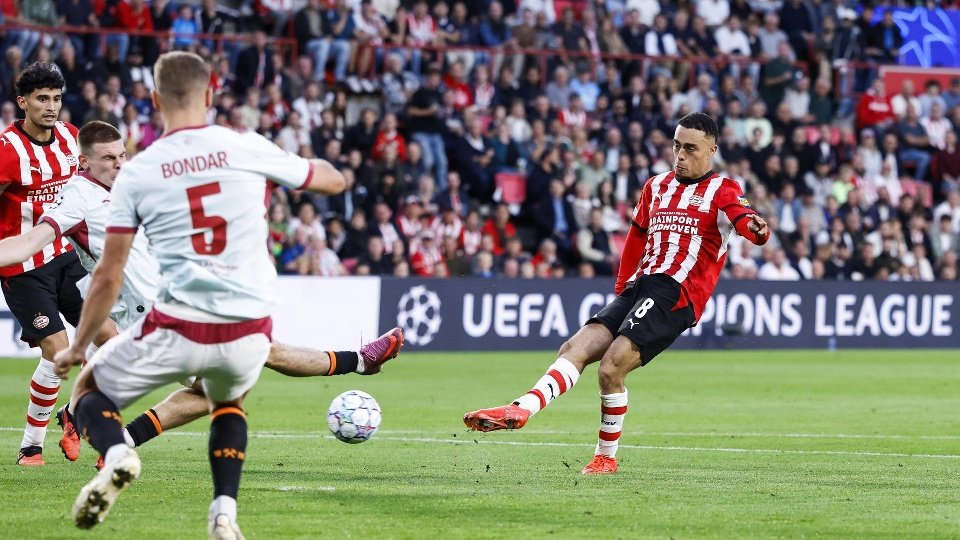 El disparo raso del estadounidense Sergiño Dest evitó la derrota del PSV Eindhoven ante el Shakhtar, que tomó ventaja en la primera parte con el gol del venezolano Gleiker Mendoza en la puesta de largo de ambos en la presente edición de la Liga de Campeones.