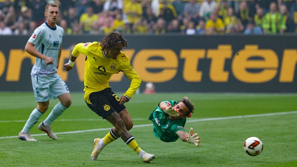 Freiburg and Borussia Dortmund steamroll their rivals, have a blast and share top spot