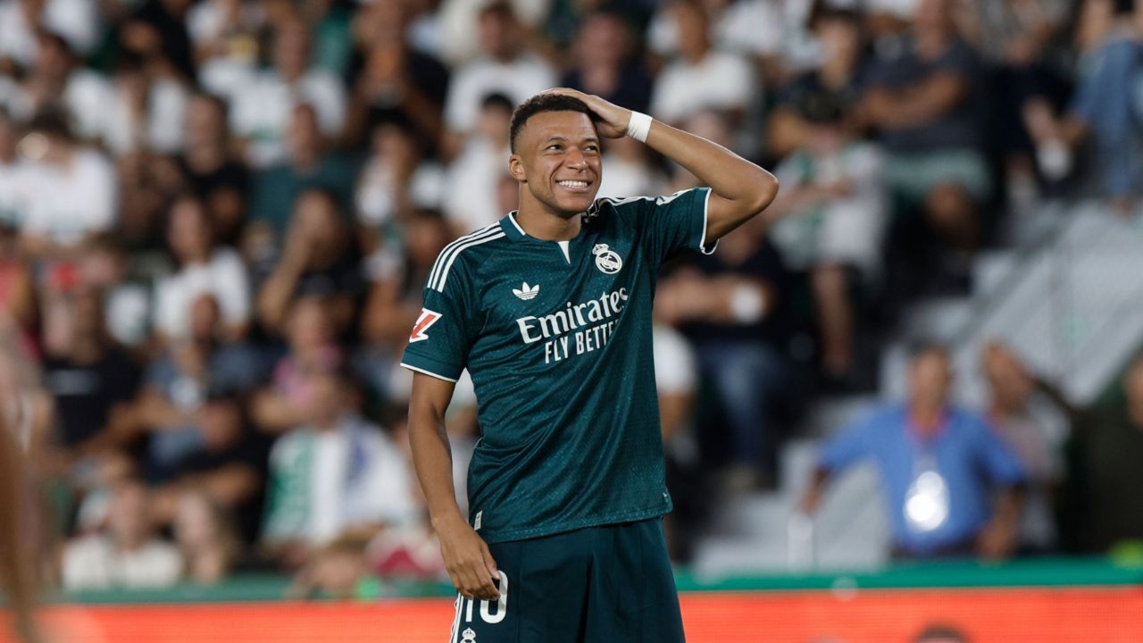 Un lycée français interdit les maillots de foot, y compris celui de Mbappé