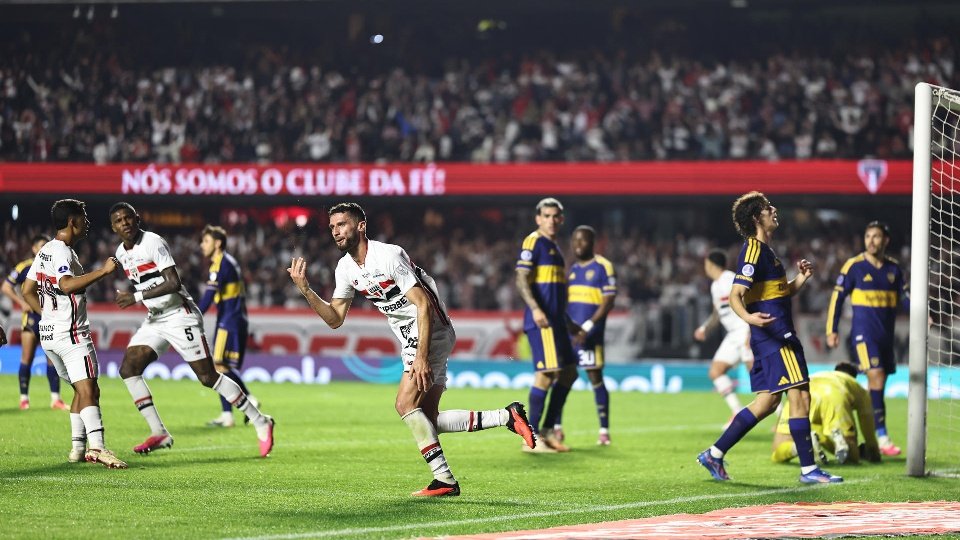 O Tricolor empatou por 1 a 1 com o Boca Juniors nesta terça-feira (15), no Morumbis, pelo jogo de volta das quartas de final, Com o 2 a 1 no placar agregado, os argentinos avançaram à semifinal e encerraram o sonho são-paulino do bicampeonato do torneio.