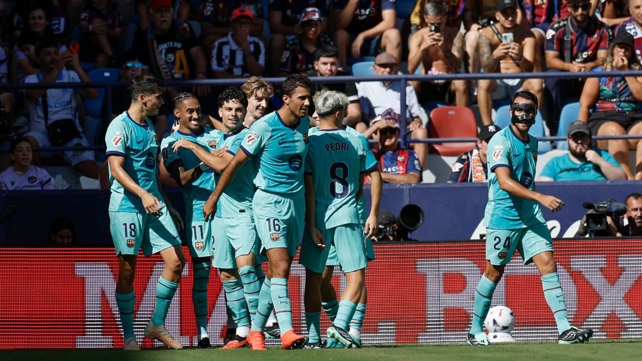 Mercoledì al Camp Nou il Barcellona ospita il Racing Santander per proseguire la marcia a punteggio pieno. Ecco le possibili scelte dei due tecnici.