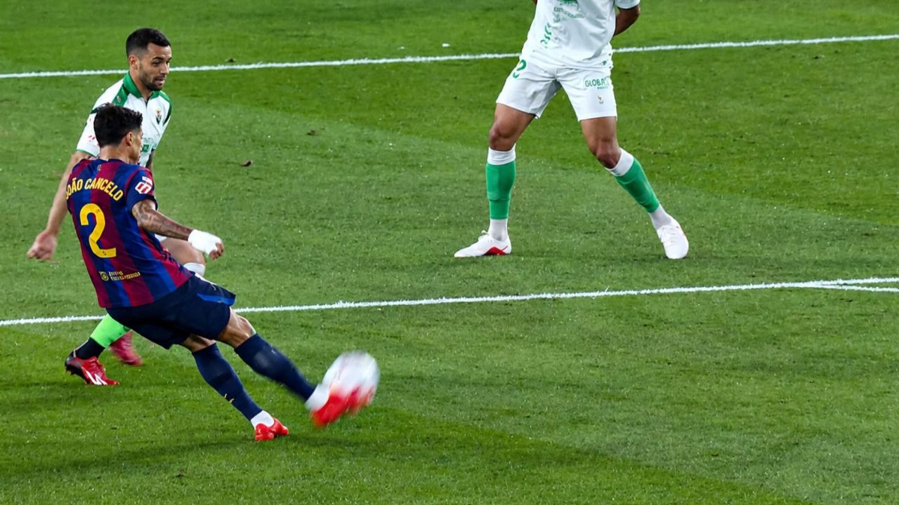 La conexión Lamine-Cancelo dio el primer golazo del Camp Nou