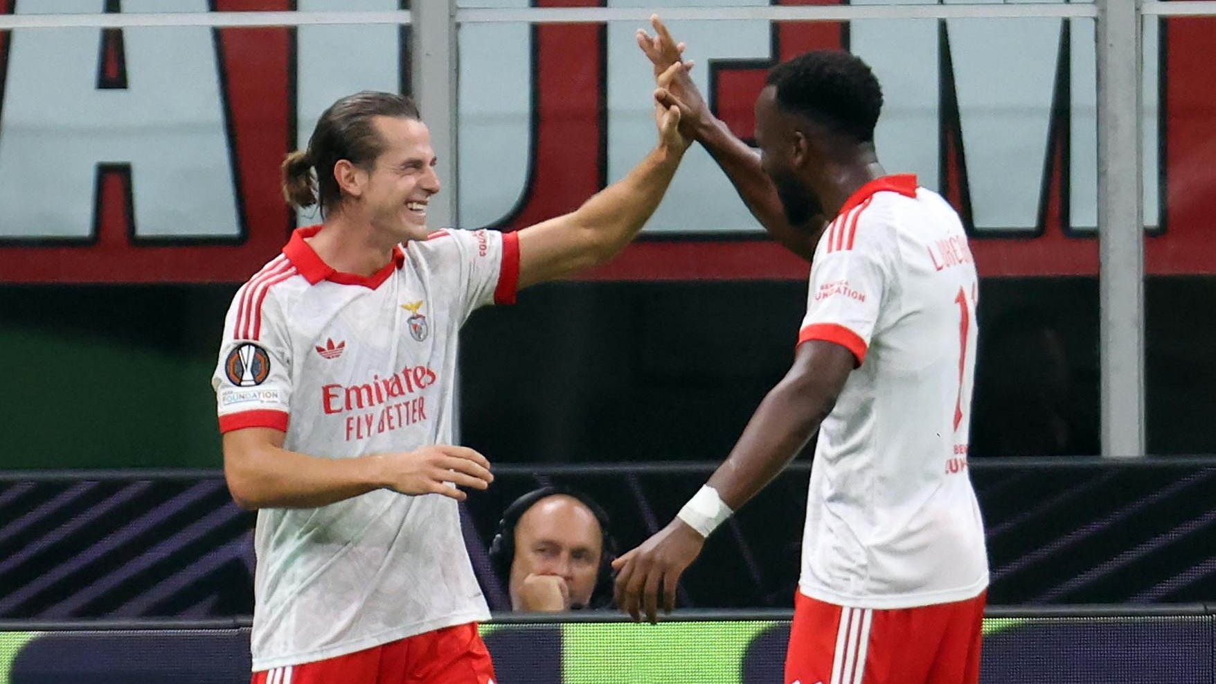 Milan 0-2 Benfica: quebra de invencibilidade antes do clássico