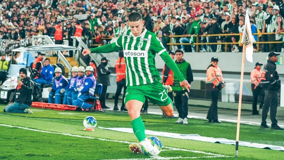 O meio-campista colombiano James Rodríguez estreou nesta quarta-feira pelo Atlético Nacional, que venceu o Internacional de Bogotá por 3 a 2 no estádio El Campín, com uma assistência do camisa 10 para Juan Manuel Zapata aos 98 minutos.