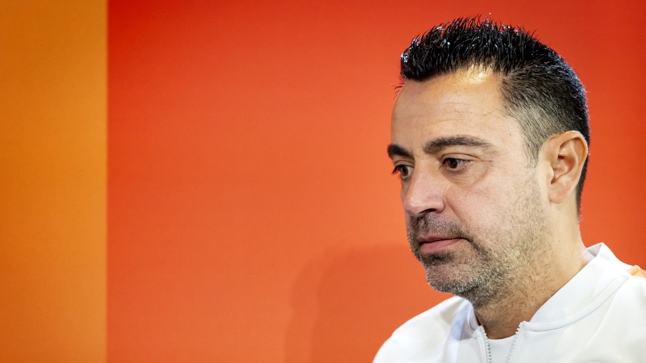 Xavi mantiene la puerta abierta a Memphis y confirmó la capitanía de Van Dijk