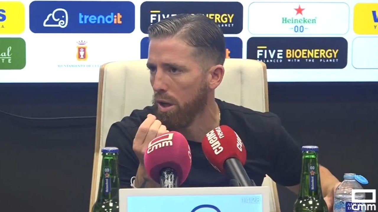Iker Muniain mostró su enfado tras la polémica expulsión a Javier Murua en el minuto 62 del Conquense 1-0 Salamanca UDS. El técnico atacó directamente al colegiado "el señor Borja Guijarro Colomer" y aseguró que dicha situación no es de tarjeta roja "ni aquí ni en Pekín".
