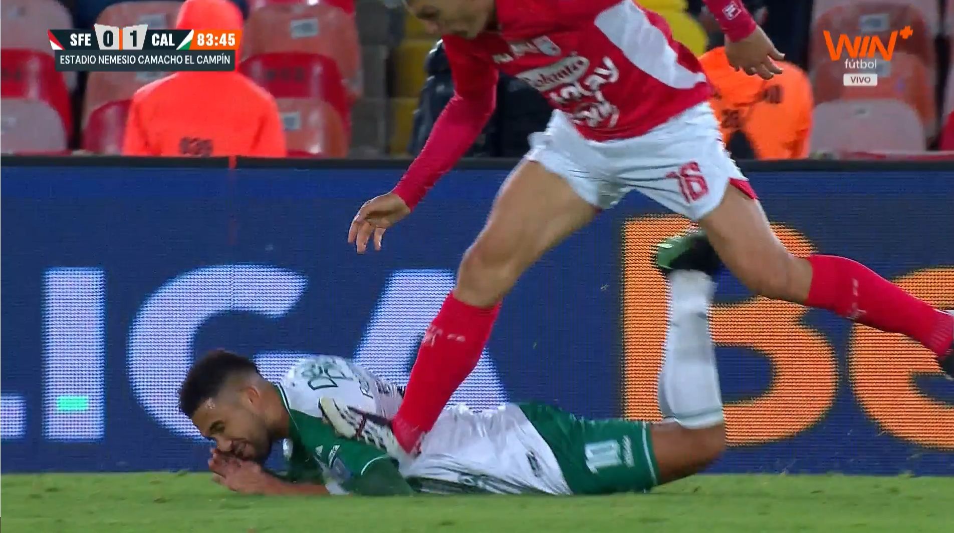 Daniel Torres protagonizó la gran polémica del Santa Fe-Deportivo Cali. El jugador fue expulsado en el tramo final por un pisotón en el hombro de Reynoso.