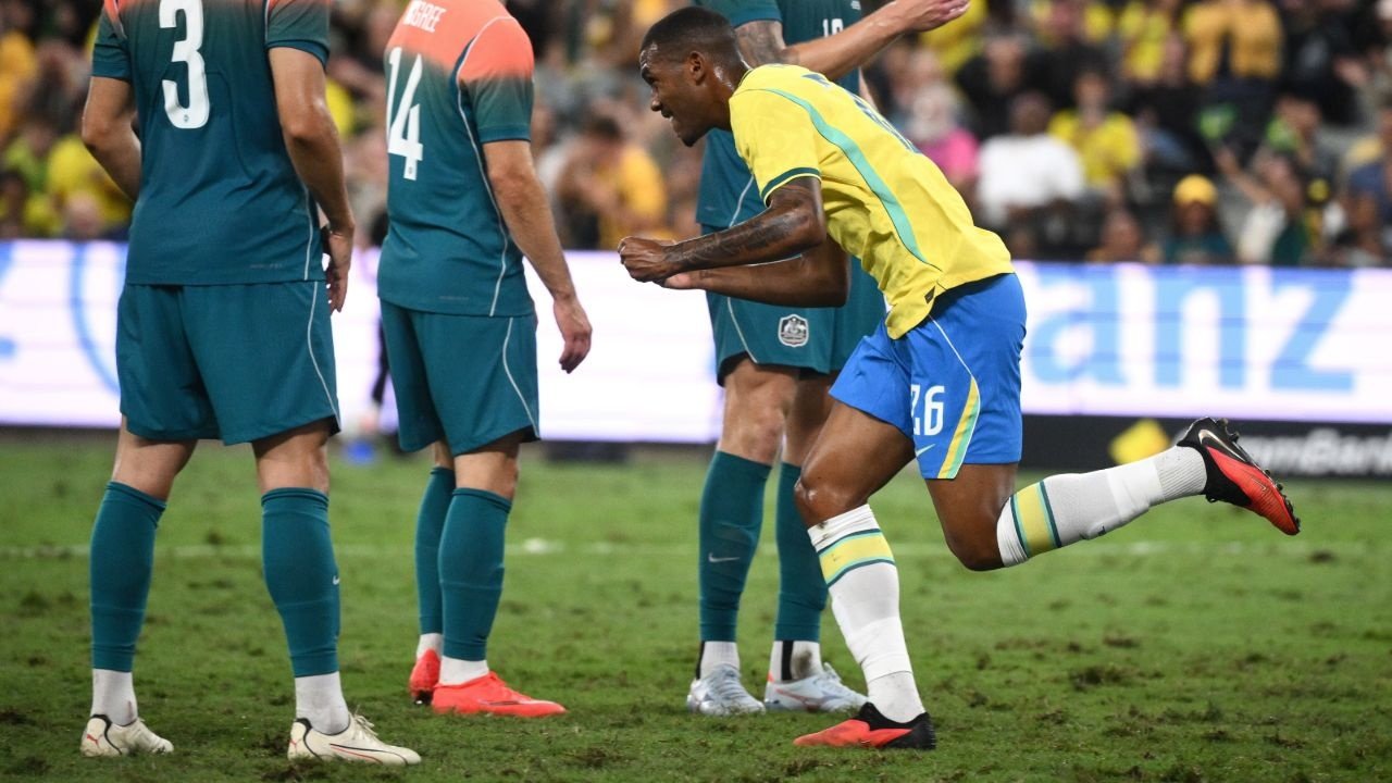 Sul terreno dissestato dello stadio di Townsville, una splendida punizione di Irankunda mette alle corde il Brasile fino al 95'. A tempo quasi scaduto, un'incornata di Rayan salva quantomeno il pari per la squadra di Carlo Ancelotti.