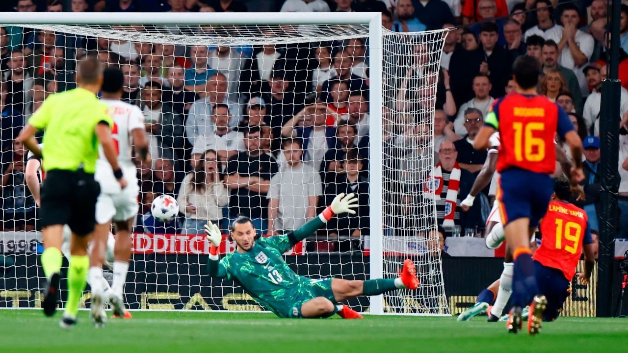Trafford le gana la partida a Pickford. EFE/Tolga Akmen