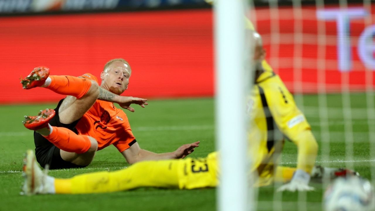 Mexx Meerdink, l'attaquant de 23 ans de l'AZ Alkmaar, a récompensé la confiance de Xavi Hernández ce dimanche en lui offrant sa première victoire comme sélectionneur des Pays-Bas grâce à un doublé à Belgrade face à la Serbie, lors de la 2e journée du groupe A2 de la Ligue des Nations (1-2).