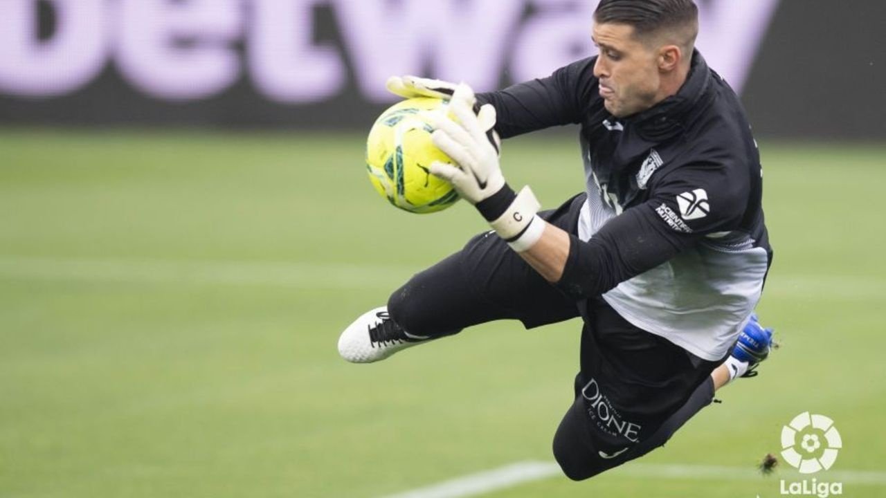 El Pichu Cuéllar, hospitalizado al desplomarse una estructura. LaLiga