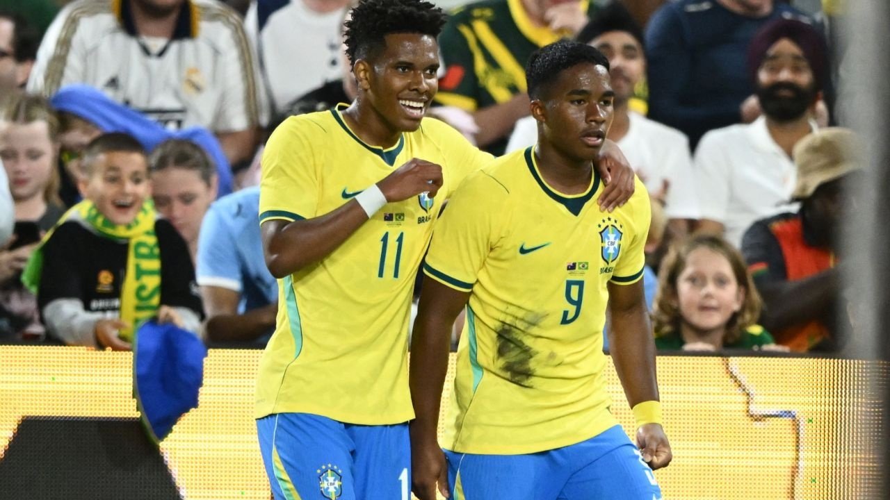 O Brasil confirmou o favoritismo e goleou a Índia por 4-0, num encontro dominado pela seleção brasileira. Estêvão e Pedro marcaram na primeira parte, enquanto Samuel Lino bisou após o intervalo para fechar o triunfo.