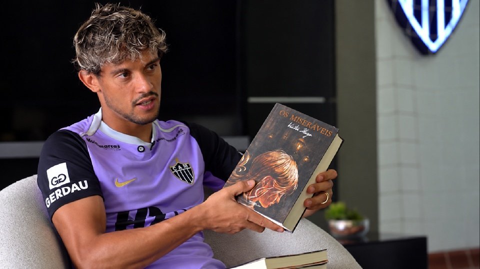 O jogador Gustavo Scarpa levou  o livro 'A Morte de Ivan Ilitch', de Tolstói, ao topo das vendas da Amazon no Brasil e inspirou a torcida do Atlético-MG a criar um clube do livro.
