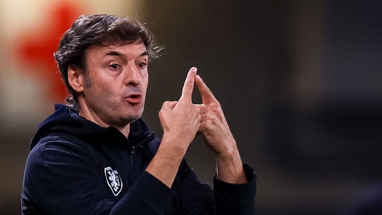 Santi Denia retrouve son Espagne ce samedi. L'actuel sélectionneur de la République tchèque a auparavant dirigé les U16, U17, U19 et U21 espagnols, ainsi que la sélection olympique sacrée à Paris 2024.