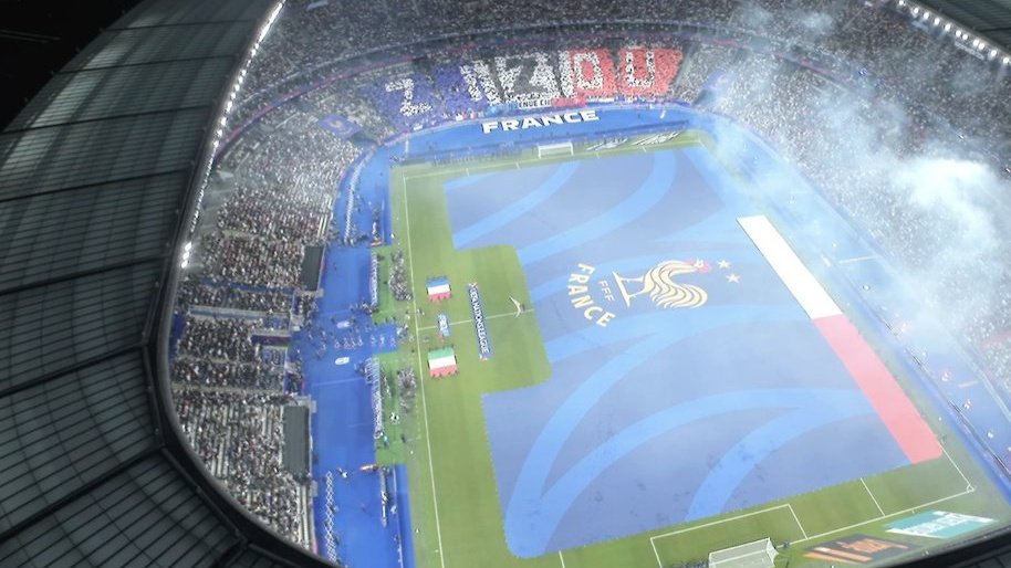 Stade de France recebeu Zidane com um mosaico em sua honra