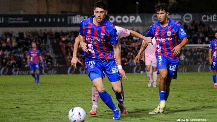 El Eldense sumó los tres puntos en el 4-1 a su favor ante el Real Oviedo justo en el primer partido tras el cambio oficial de propiedad.