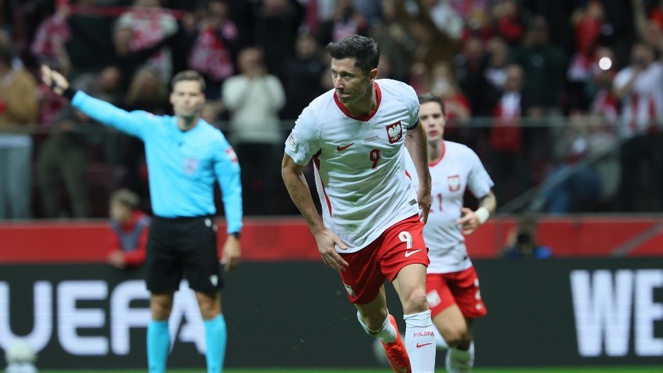 Tripletta per Lewandowski. EFE
