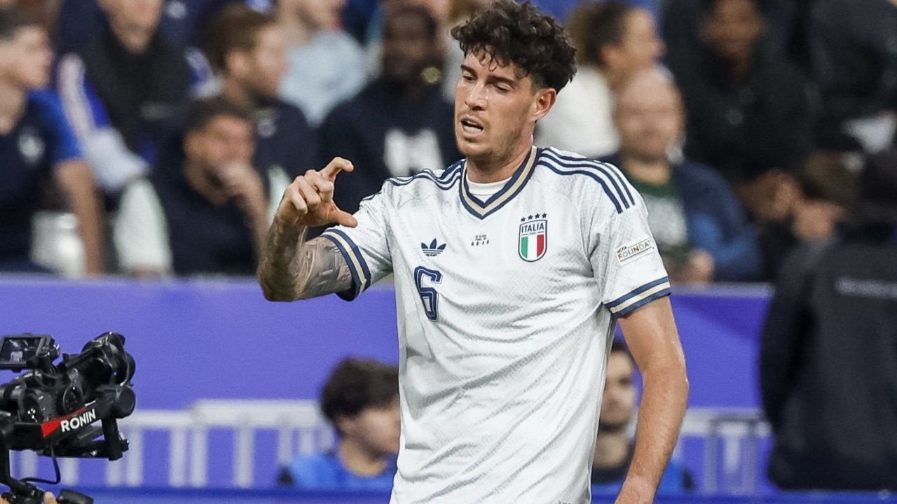 Alessandro Bastoni celebra su gol durante el Francia-Italia de la Jornada 3 de la Liga de las Naciones 2026-27. EFE