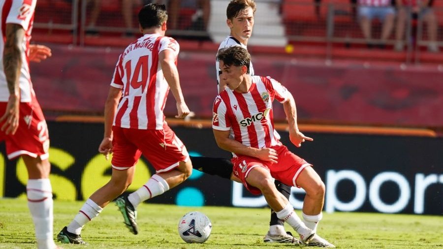 El Almería fue capaz de remontar y ganar por 2-1 a un Burgos que vendió cara su piel. La mayor calidad de los delanteros indálicos permitió que la victoria se quedase en casa.