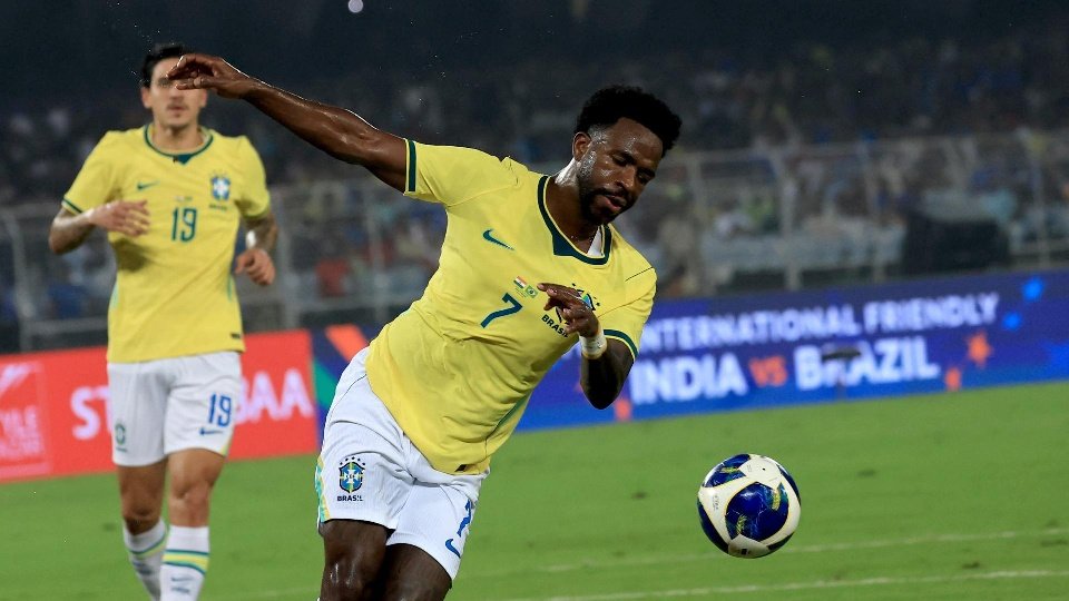 Espeso partido de Vini con Brasil: 9 pérdidas en 19 toques