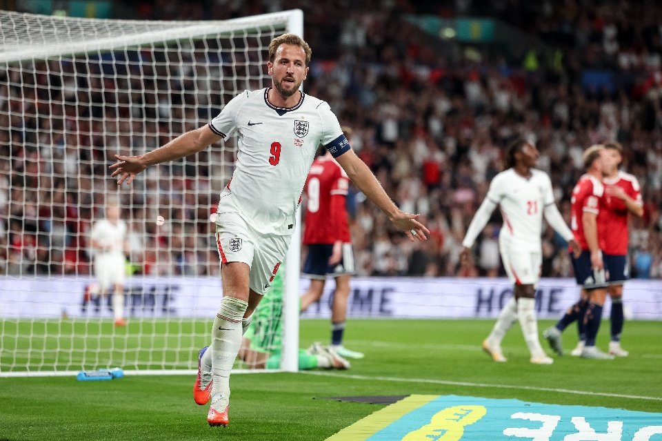 Inglaterra 3-0 República Checa: Kane celebra marca histórica com bis de luxo