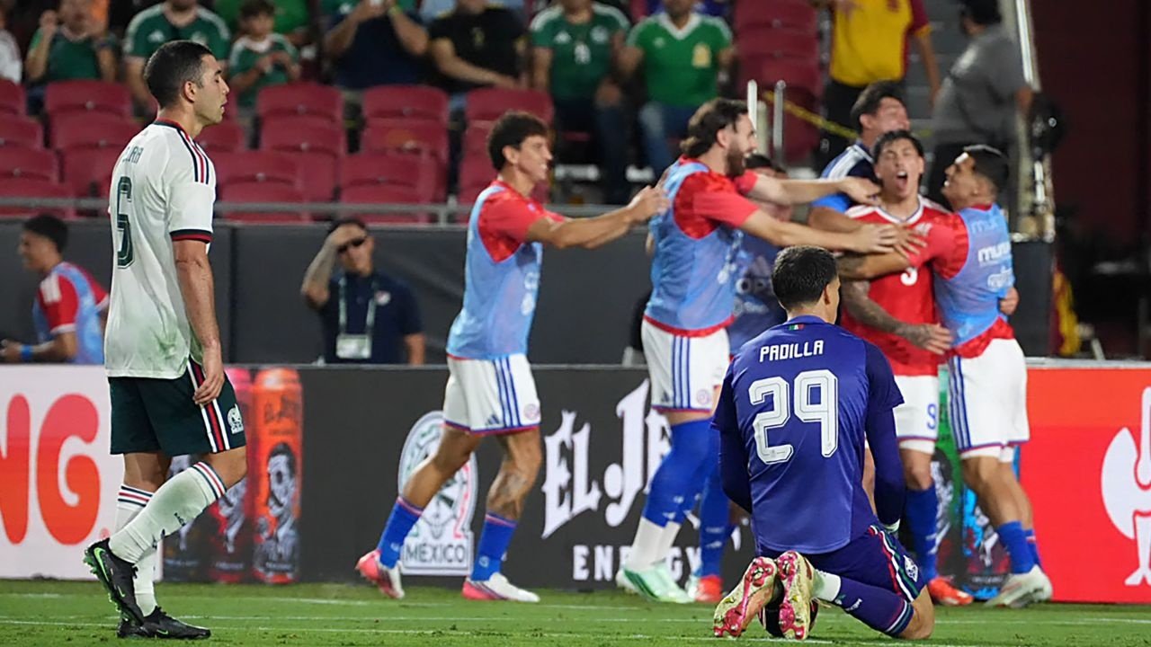 Chile se impuso por 0-2 a México en un duelo amistoso. Los tantos de Maximiliano Gutiérrez y Vicente Pizarro sembraron más dudas en el cuadro azteca, que sigue sin ganar desde la llegada de Rafa Márquez.