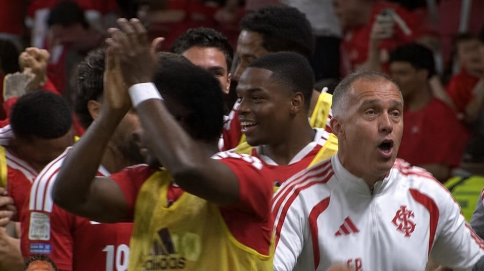 Na estreia de Eduardo Baptista, o Internacional venceu o Corinthians por 2 a 1 nesta quarta-feira, no Beira-Rio, pela 29ª rodada do Brasileirão.