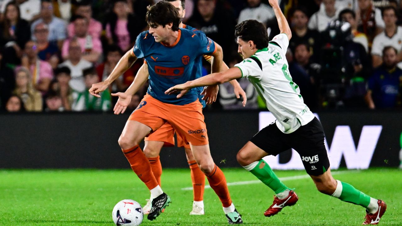 Racing 2-2 Valencia: la pegada hace bueno el debut de Aguirre