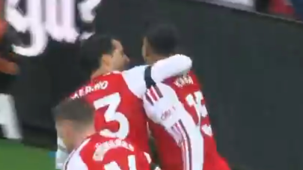 Konsa lance Arsenal après un cafouillage dans la surface