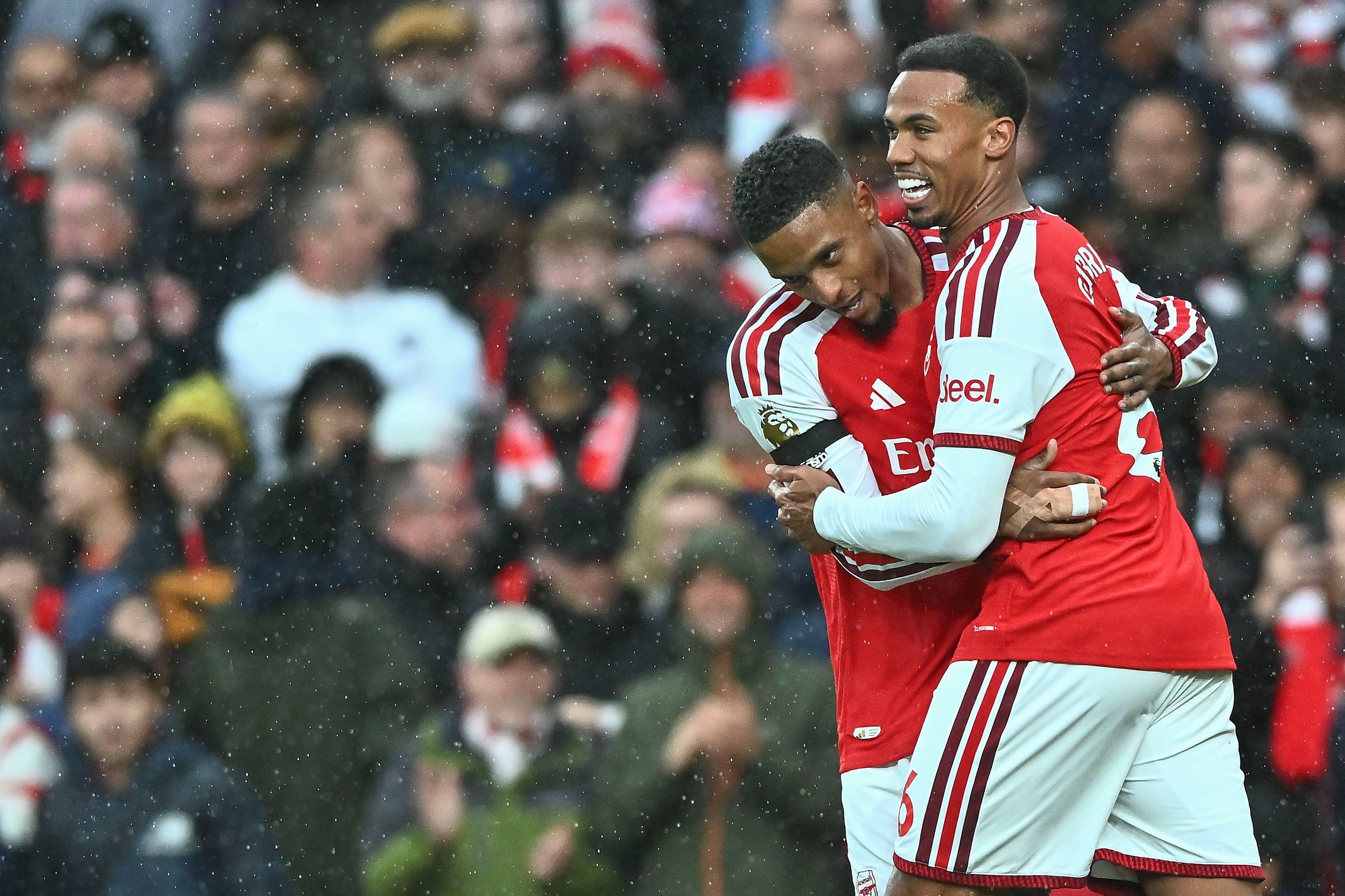 Arsenal 2-0 Everton: Defenders fire Gunners level with City