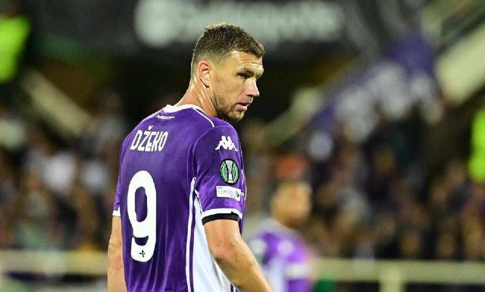 Veteran Bosnian forward Edin Dzeko has committed his immediate future to Schalke by penning a one-year contract extension, the German club confirmed on Monday, following his key role in securing their return to the Bundesliga.